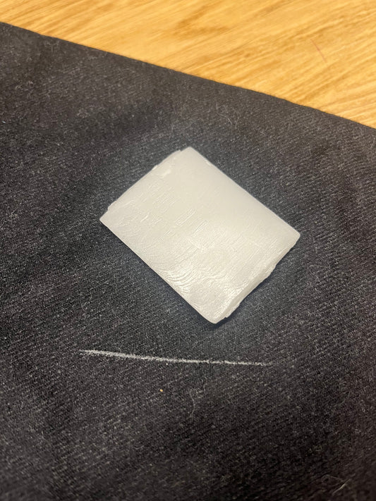 Waskrijt wit met witte streep op donkergrijze stof