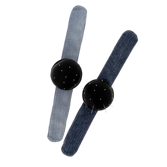 Zwarte speldenkussen met upcycled denim klaparmband