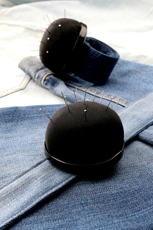 Zwarte speldenkussen met upcycled denim klaparmband
