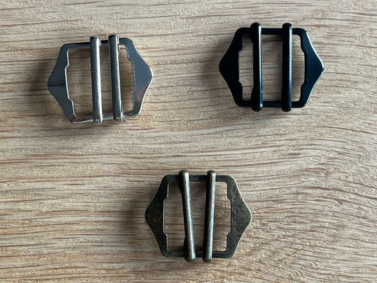 dubbele gespsluiting voor broek in de kleuren zilver, zwart en antiek brons